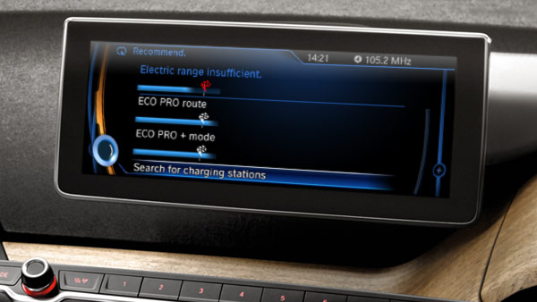 Sistema de navegação BMW i, mostrando rotas possíveis com carga atual de bateria do veículo Sistema de navegação BMW i, mostrando rotas possíveis com carga atual de bateria do veículo